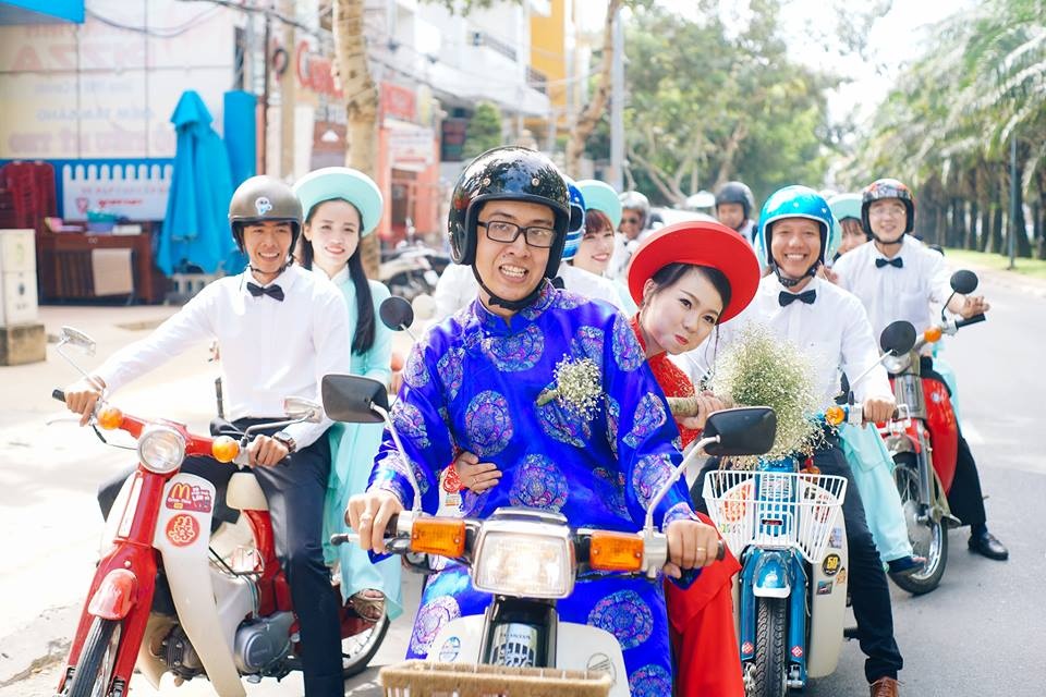 Man ruoc dau bang xe Cub doc dao tren duong pho Sai Gon hinh anh
