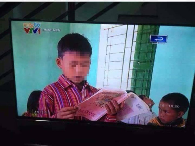 Bức ảnh học sinh cầm sách ngược đang lan truyền trên mạng