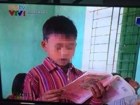 Hoc sinh doc sach nguoc: Loi dan dung hay khong biet chu? hinh anh