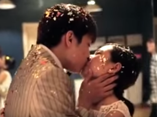 Co gai bat khoc khi duoc ban trai nhay cau hon hinh anh