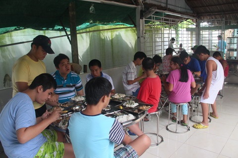 Thầy Đỗ Bảo Uy lựa nhặt ra từng chiếc xương nhỏ trong miếng cá kho.