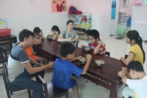 Dai bieu Quoc hoi lap truong nuoi tre dac biet hinh anh