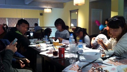 Một buổi gặp mặt của nhóm những bố, mẹ trẻ đơn thân tại Hà Nội. Ảnh: P.H.