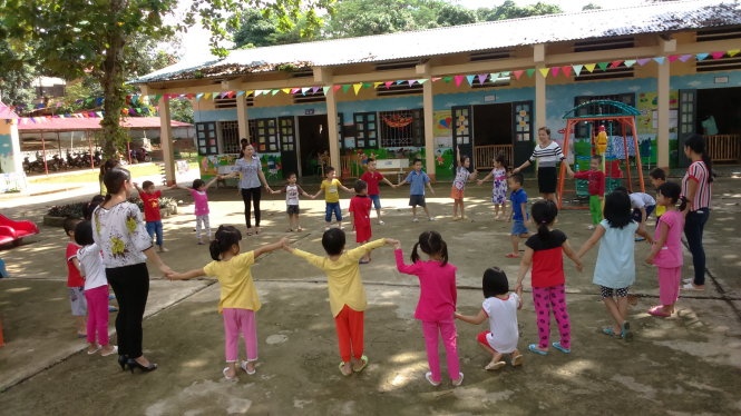 Các cô giáo đã vào dạy trò sau khi chuyển xuống Trường mầm non thị trấn Ngọc Lặc II, Ngọc Lặc, Thanh Hóa - Ảnh: Hà Đồng