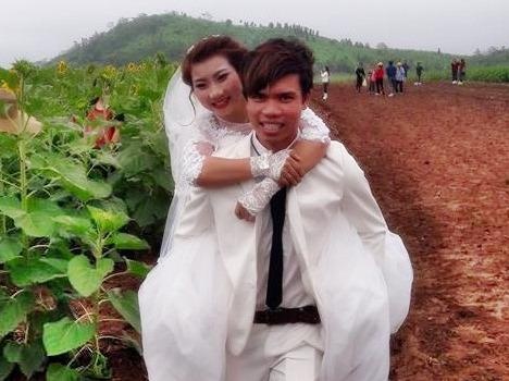 Anh chu re cong co dau vuot qua bun lay thu hut dan mang hinh anh