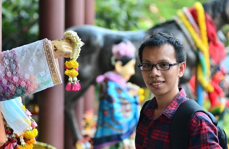 9X lam kinh thong minh giup nguoi khuyet tat dung may tinh hinh anh