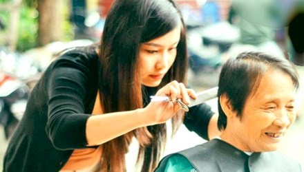 Thành viên nhóm “The Timeless Community” cắt tóc miễn phí cho người già. Ảnh: C.C