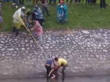 Thanh nien cuoi nhao, quay clip co gai nhay song tu tu hinh anh