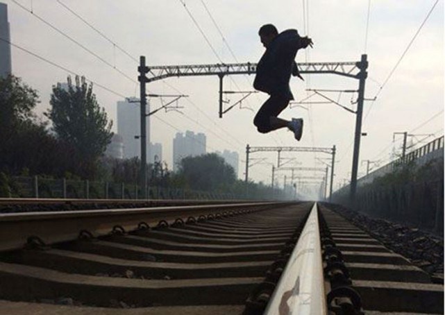 Mai chup anh, nhan vien duong sat bi tau dam chet hinh anh