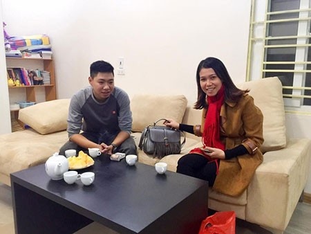 Nguyễn Tú (trái) đã trao trả chiếc túi cho chị Mai Anh