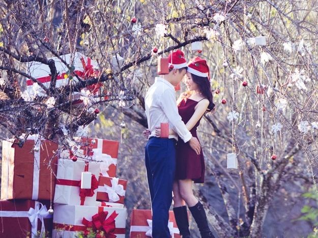 Anh cuoi Noel giua nui rung cua cap doi Ha Thanh hinh anh