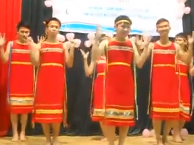 Nam sinh Thai Nguyen gia gai nhay mua hut 700.000 luot xem hinh anh