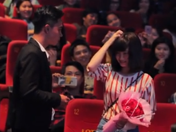 Man to tinh bat ngo tai rap chieu phim sau 15 ngay quen biet hinh anh