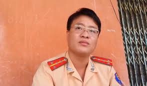 Man doi dap cua CSGT va nguoi vi pham hinh anh