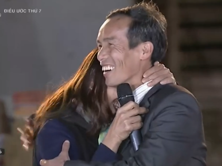 Thay giao 15 nam mang chu den hoc sinh vung cao hinh anh
