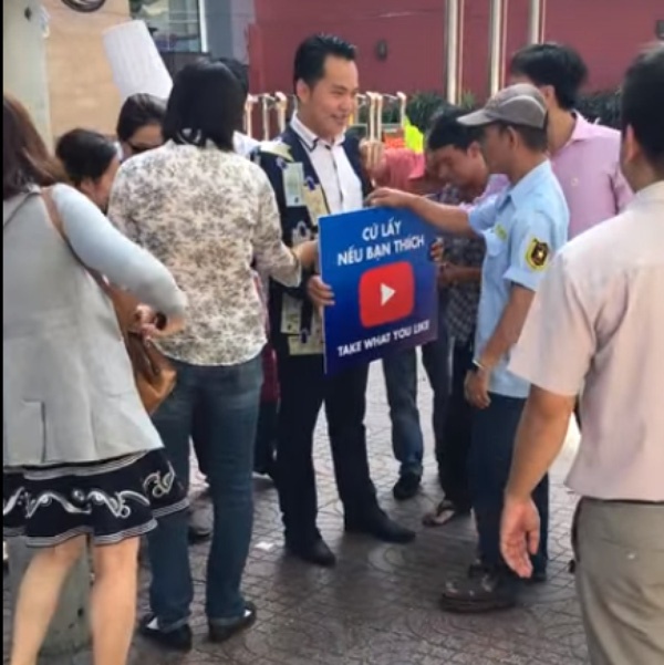 Chang trai dinh tien tren ao de moi nguoi tranh cuop hinh anh