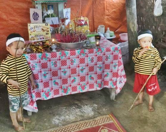 Dan mang giup do hai chau be mo coi tai Nghe An hinh anh