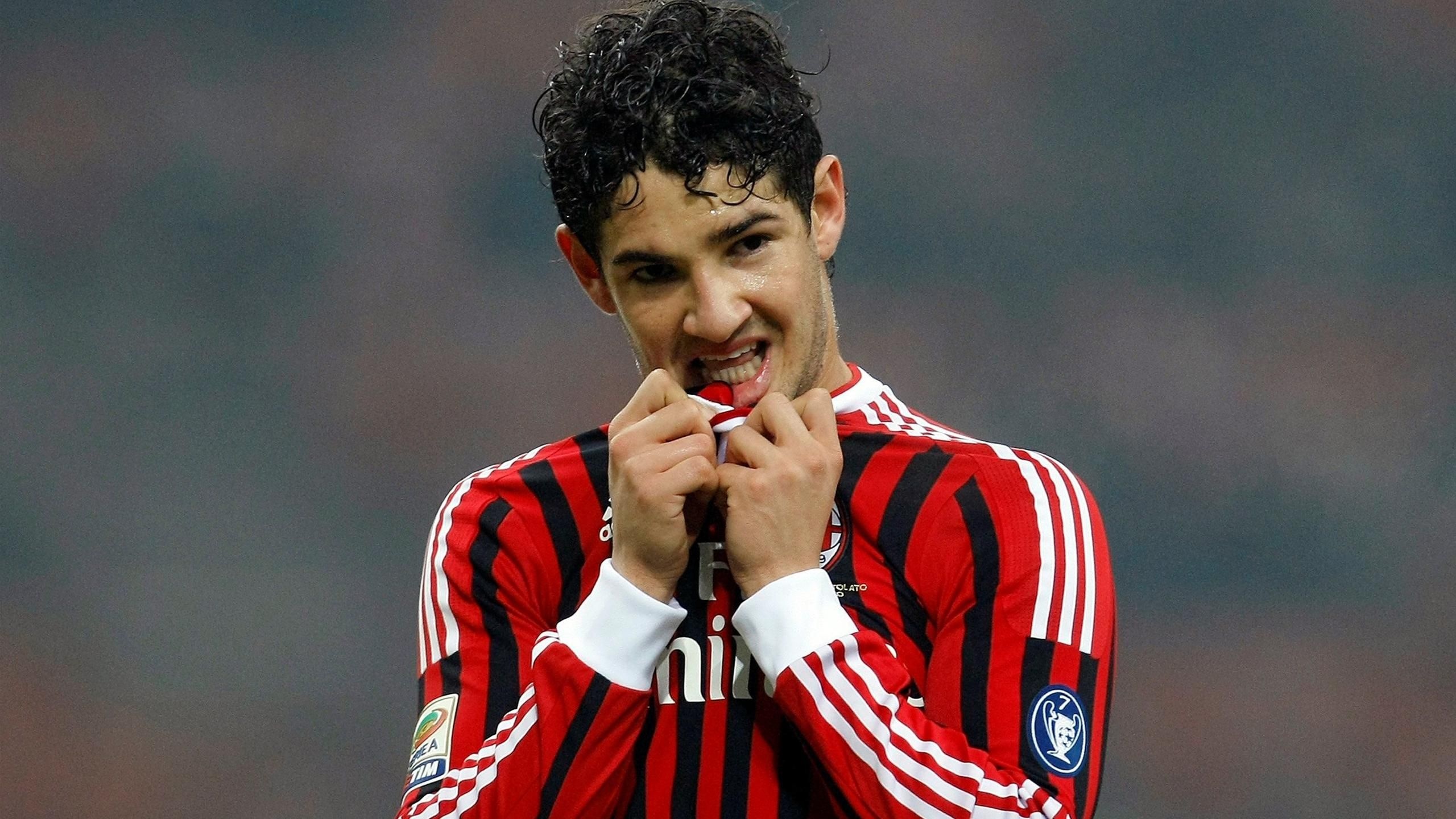 Dang sau su nghiep that bai cua Pato hinh anh