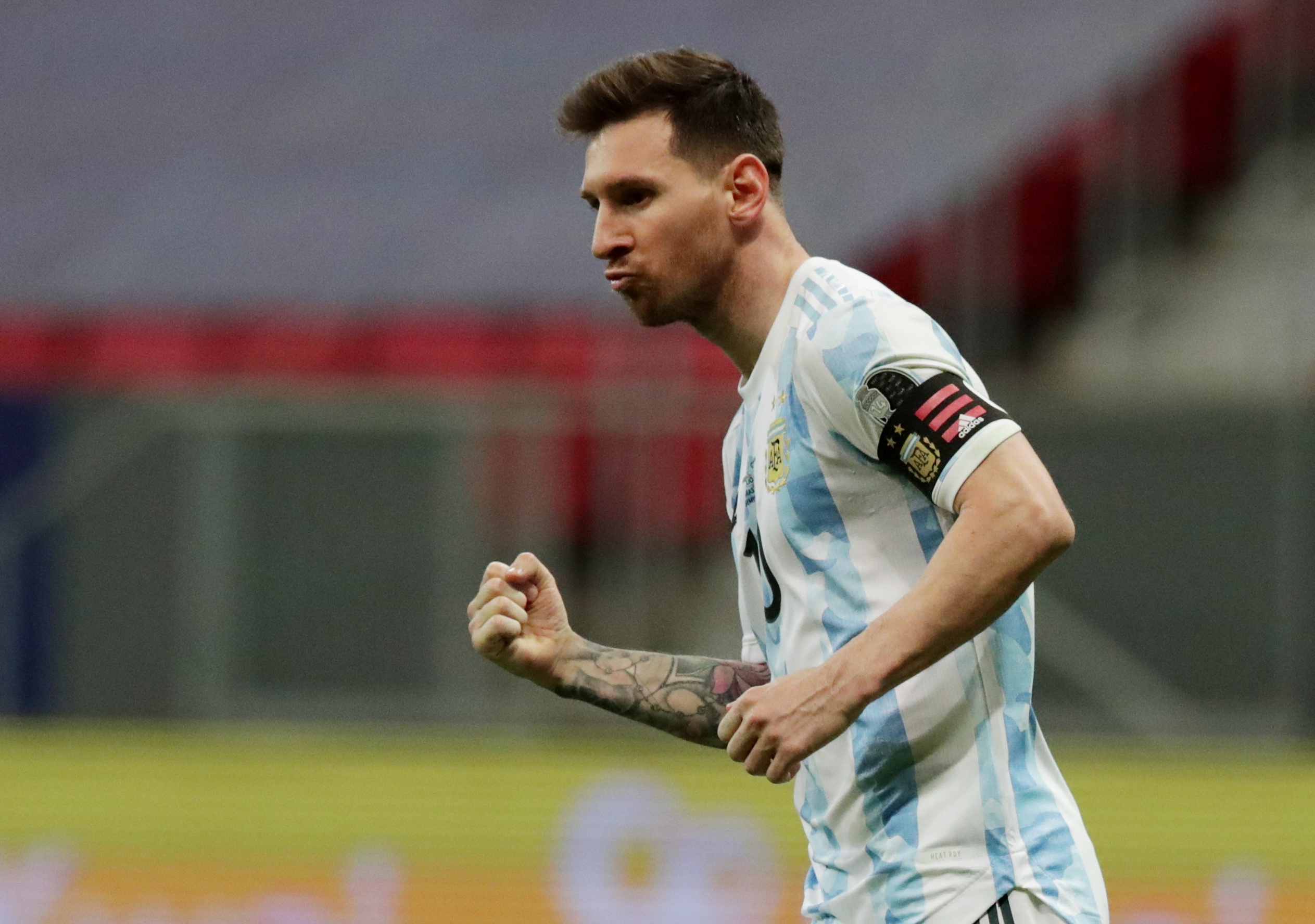 Messi va dan sao ghi 5 ban trong mot tran hinh anh
