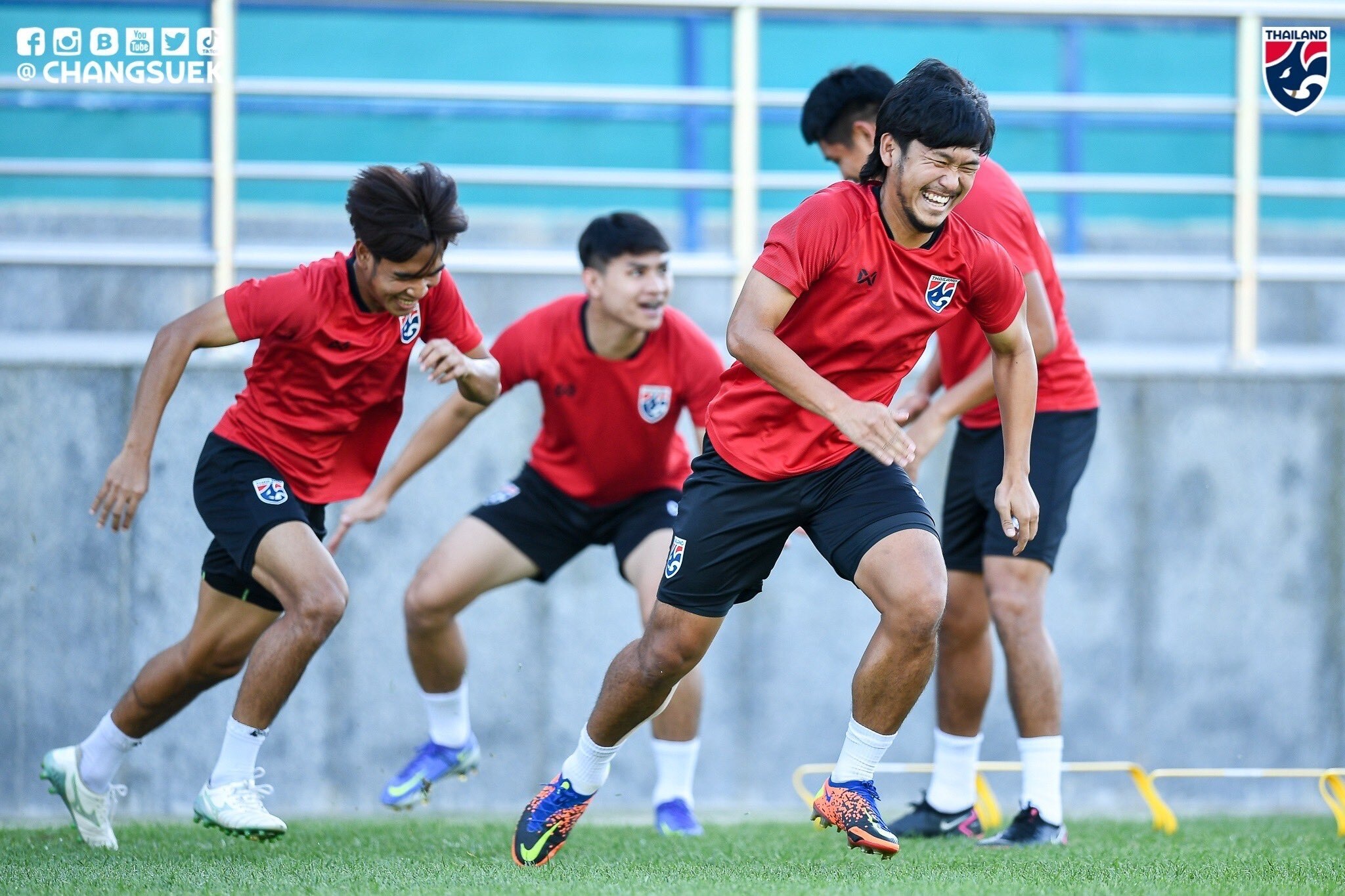 Phong vien Han Quoc bi gay kho de o buoi tap cua U23 Thai Lan hinh anh