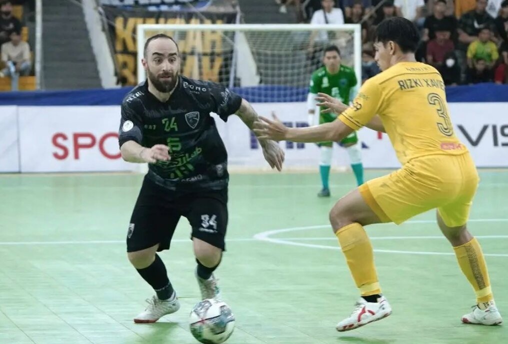 Huyen thoai futsal ruc sang ngay tran ra mat tai Indonesia hinh anh
