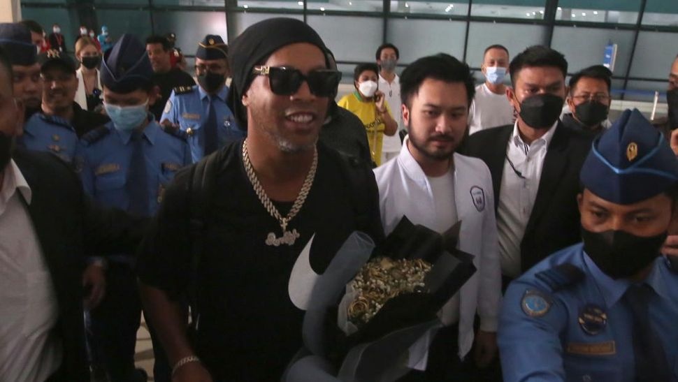 Ronaldinho gay bao khi xuat hien o Indonesia hinh anh