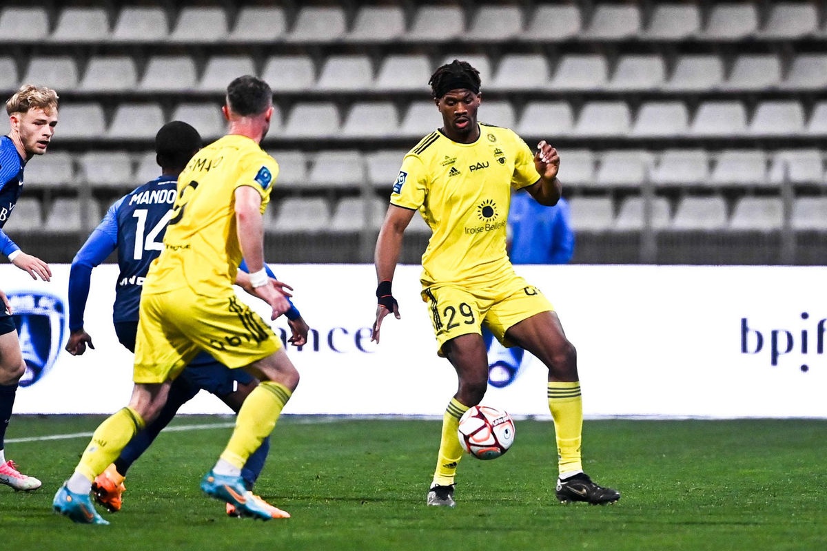 San van dong cua Pau FC co suc chua chi hon 4.000 nguoi hinh anh