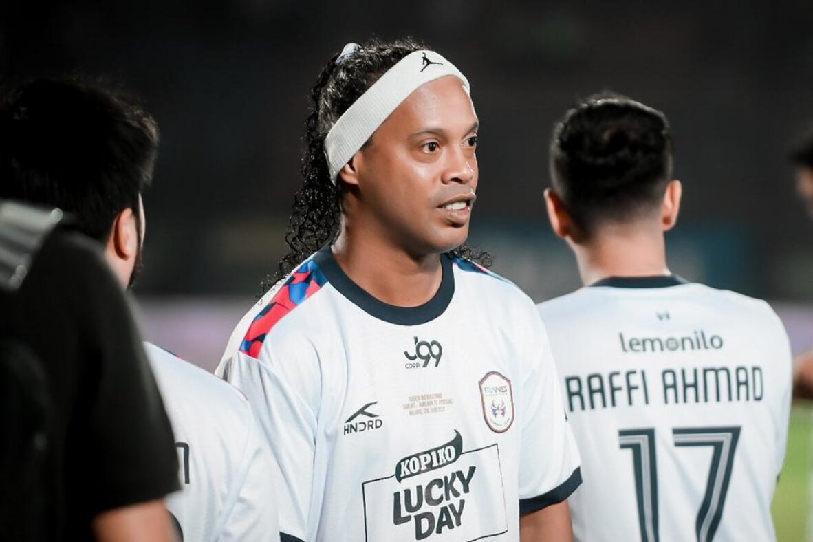 Ronaldinho de thua trong tran ra mat o Indonesia hinh anh
