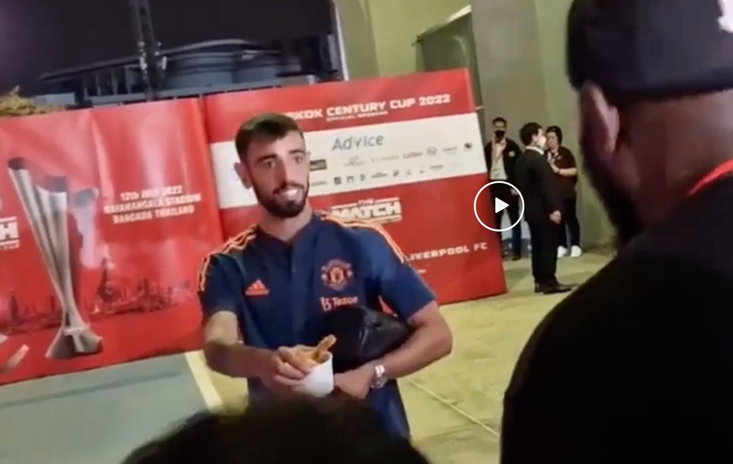 Bruno Fernandes tang ga ran cho co dong vien Thai Lan hinh anh