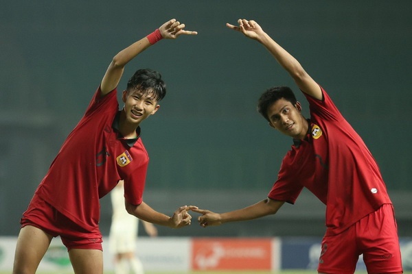 U19 Lao duoc thuong lon sau chien tich lich su hinh anh