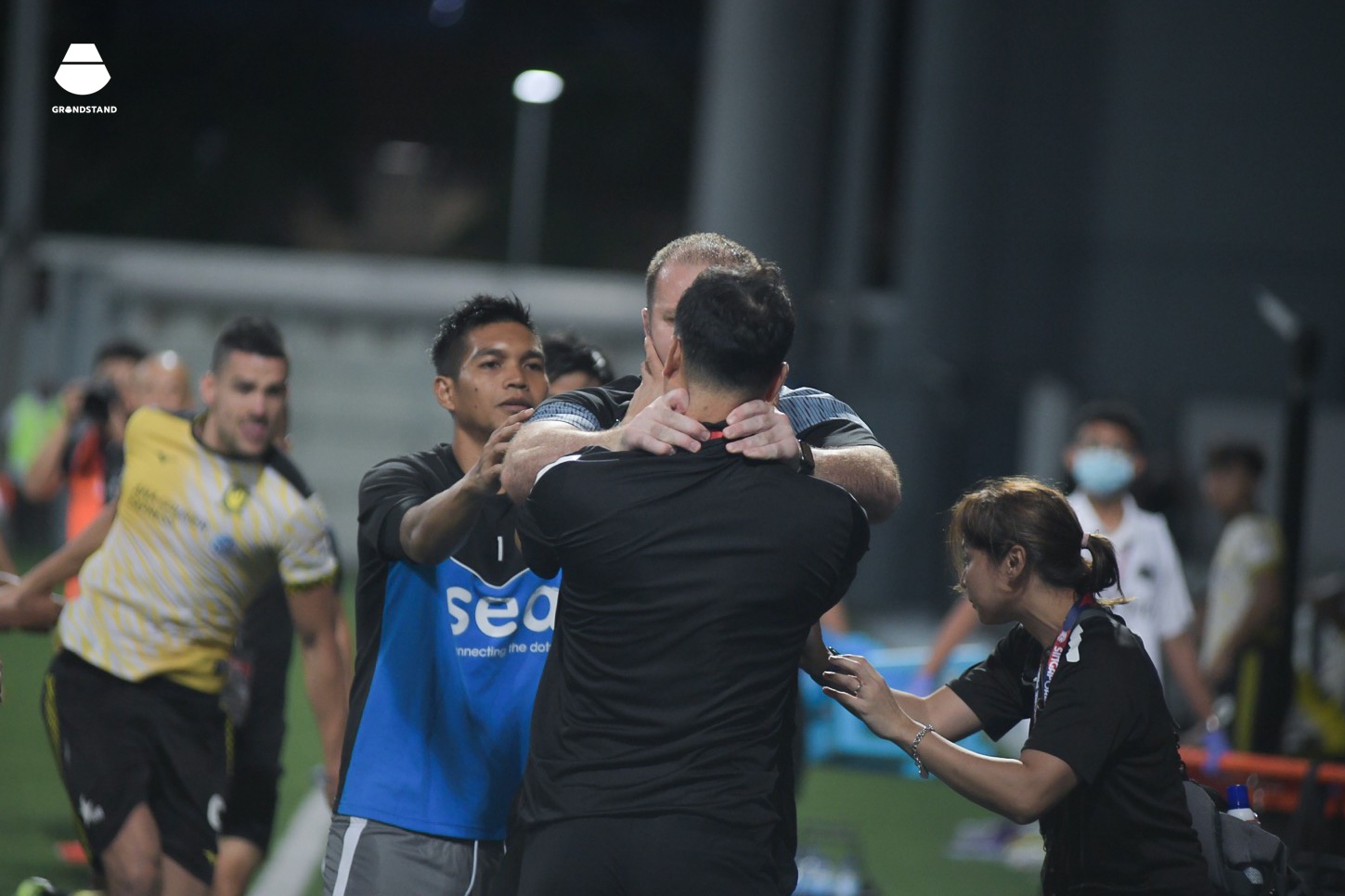 Tro ly huan luyen vien bop co doi thu o giai Singapore hinh anh