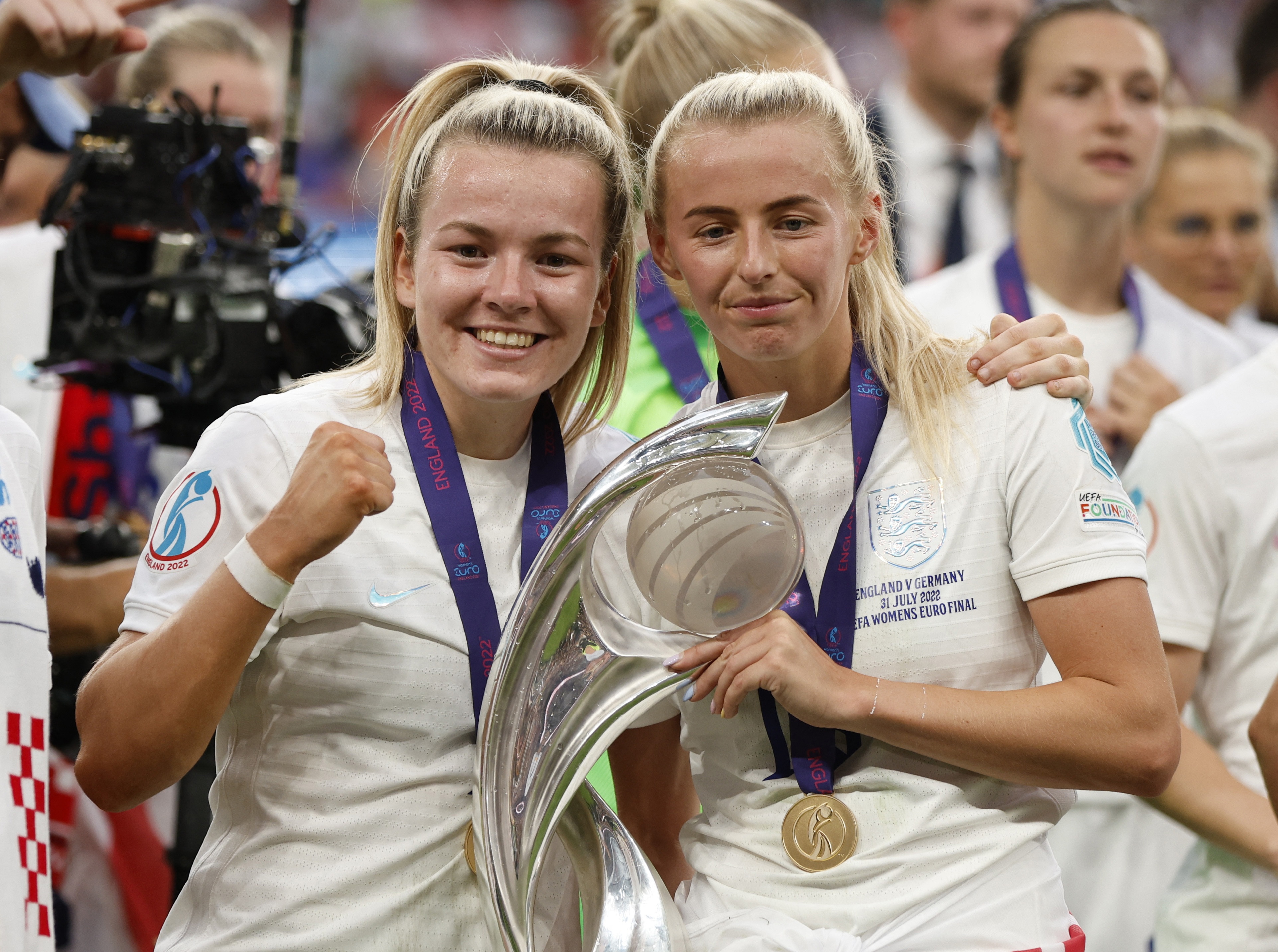 Nu hoang Anh chuc mung tuyen nu vo dich EURO 2022 hinh anh