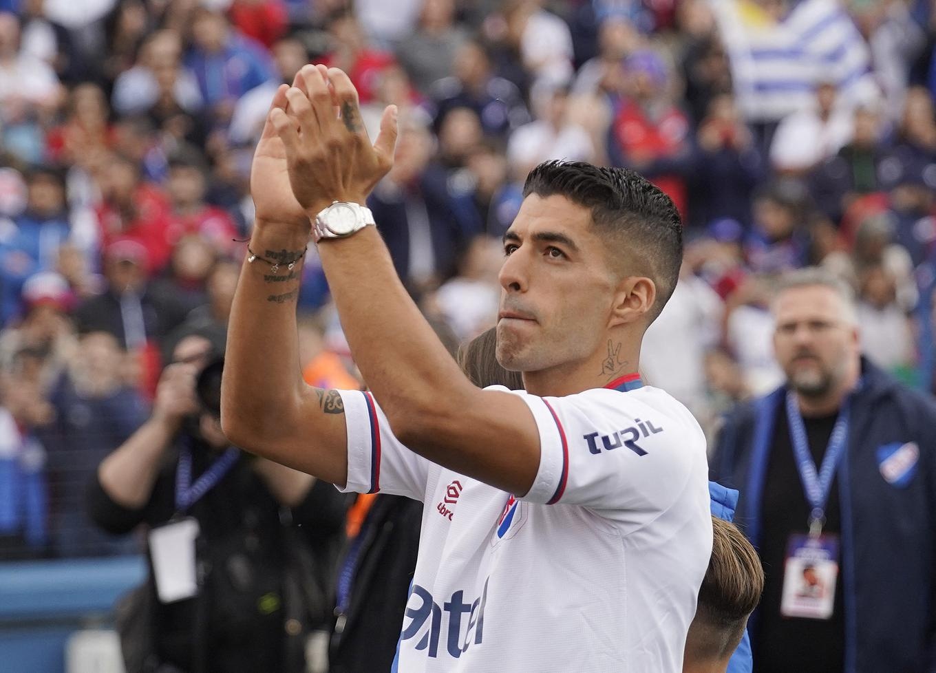 Suarez de thua tran ra mat o Uruguay hinh anh