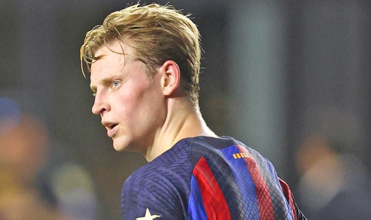 Ten Hag len tieng ve thuong vu mua De Jong hinh anh