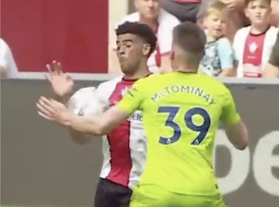 CDV Southampton che nhao McTominay dang choi bong ro hinh anh