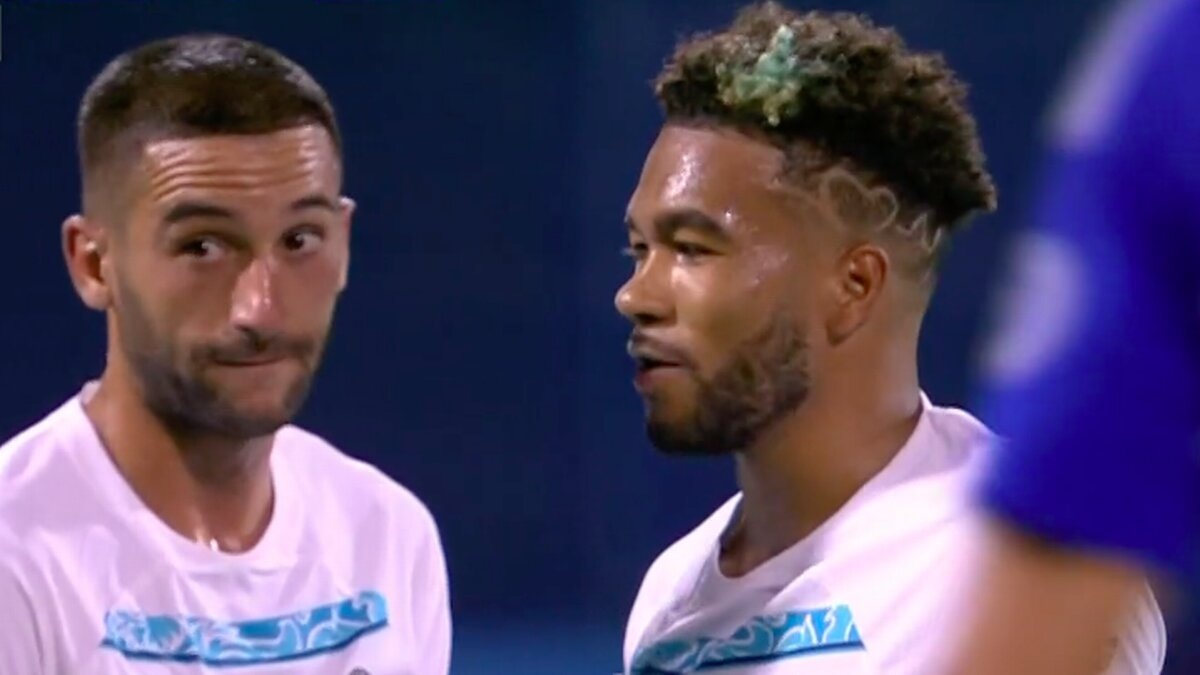 Cau thu Chelsea cai nhau gianh quyen sut phat hinh anh