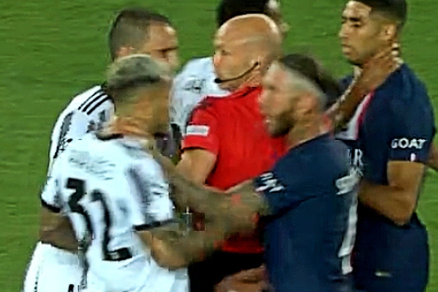 Sergio Ramos tum co Paredes hinh anh