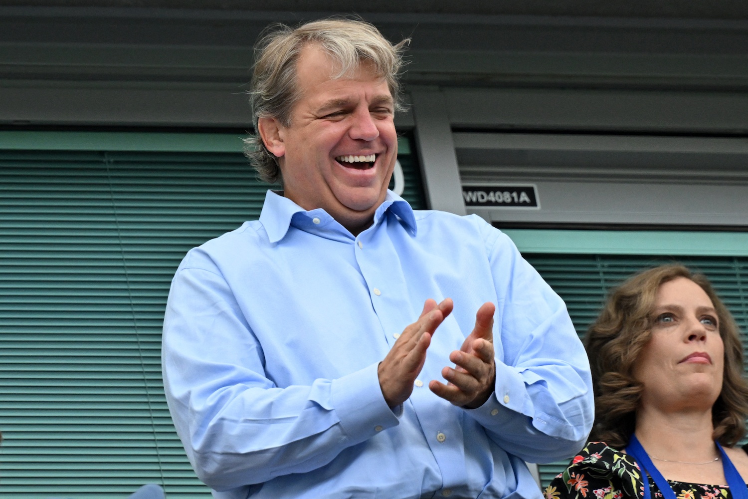 Ong chu Chelsea muon thau tom doi bong Bo Dao Nha hinh anh