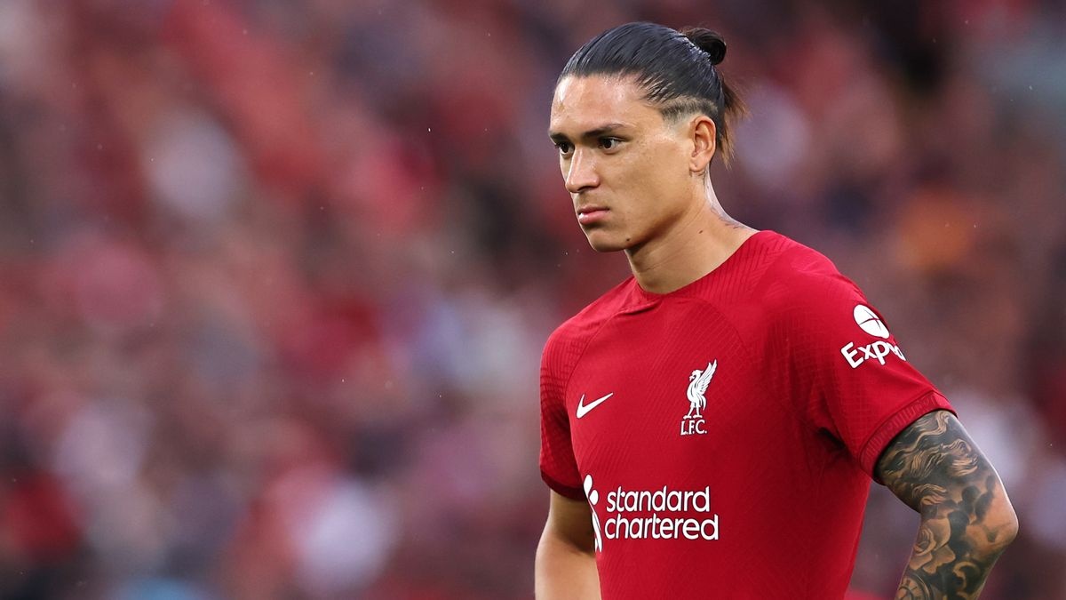 Nunez bi Haaland bo lai phia sau hinh anh