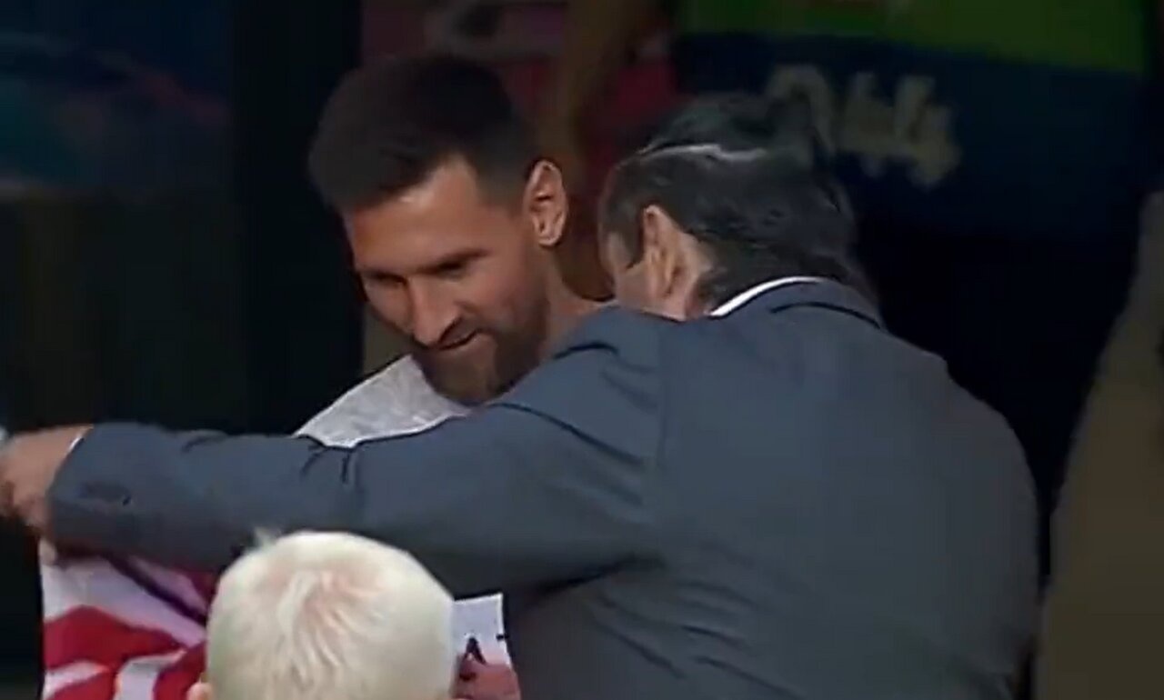 Huyen thoai Bo Dao Nha xin chu ky cua Messi hinh anh