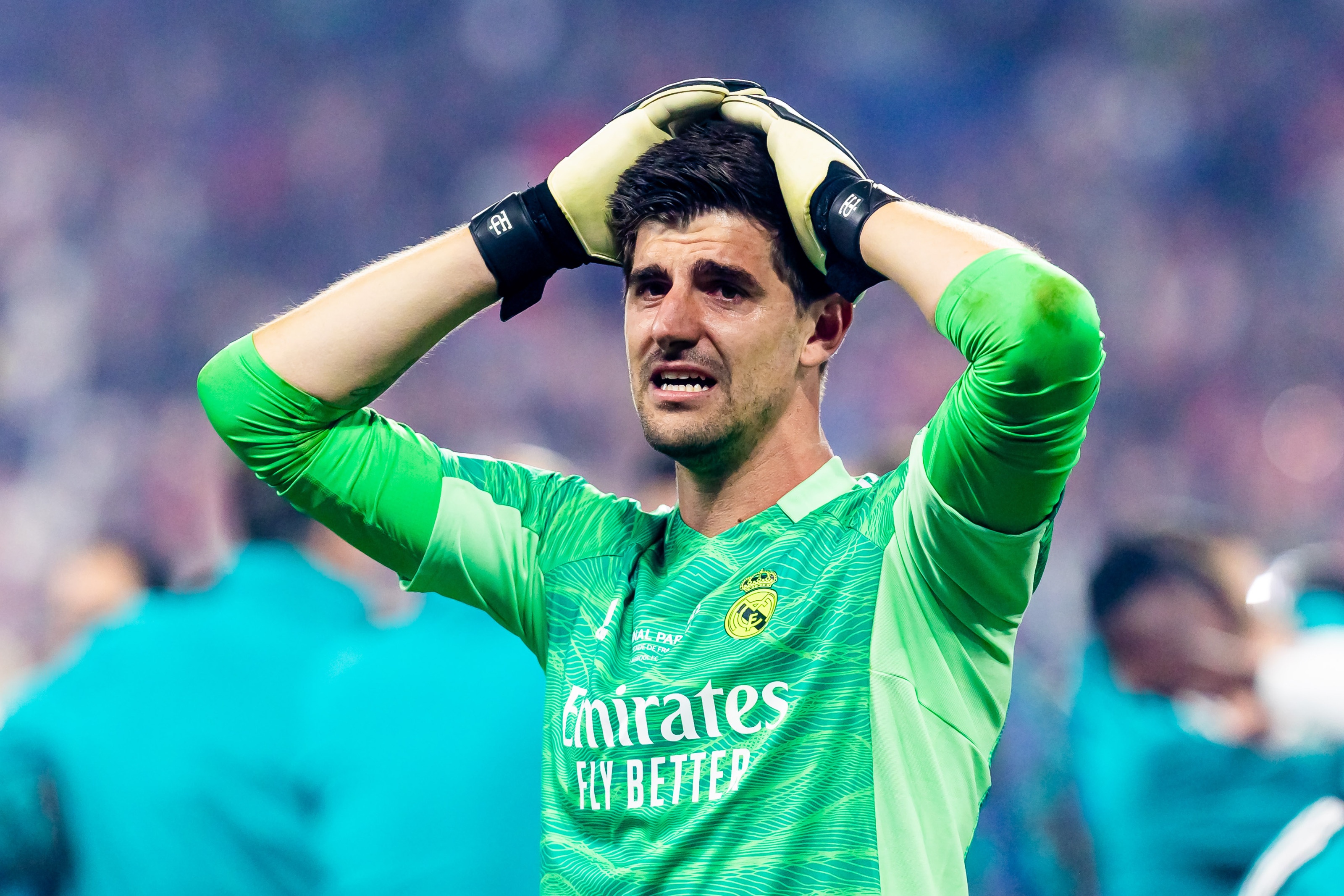 Courtois vang mat o El Clasico hinh anh