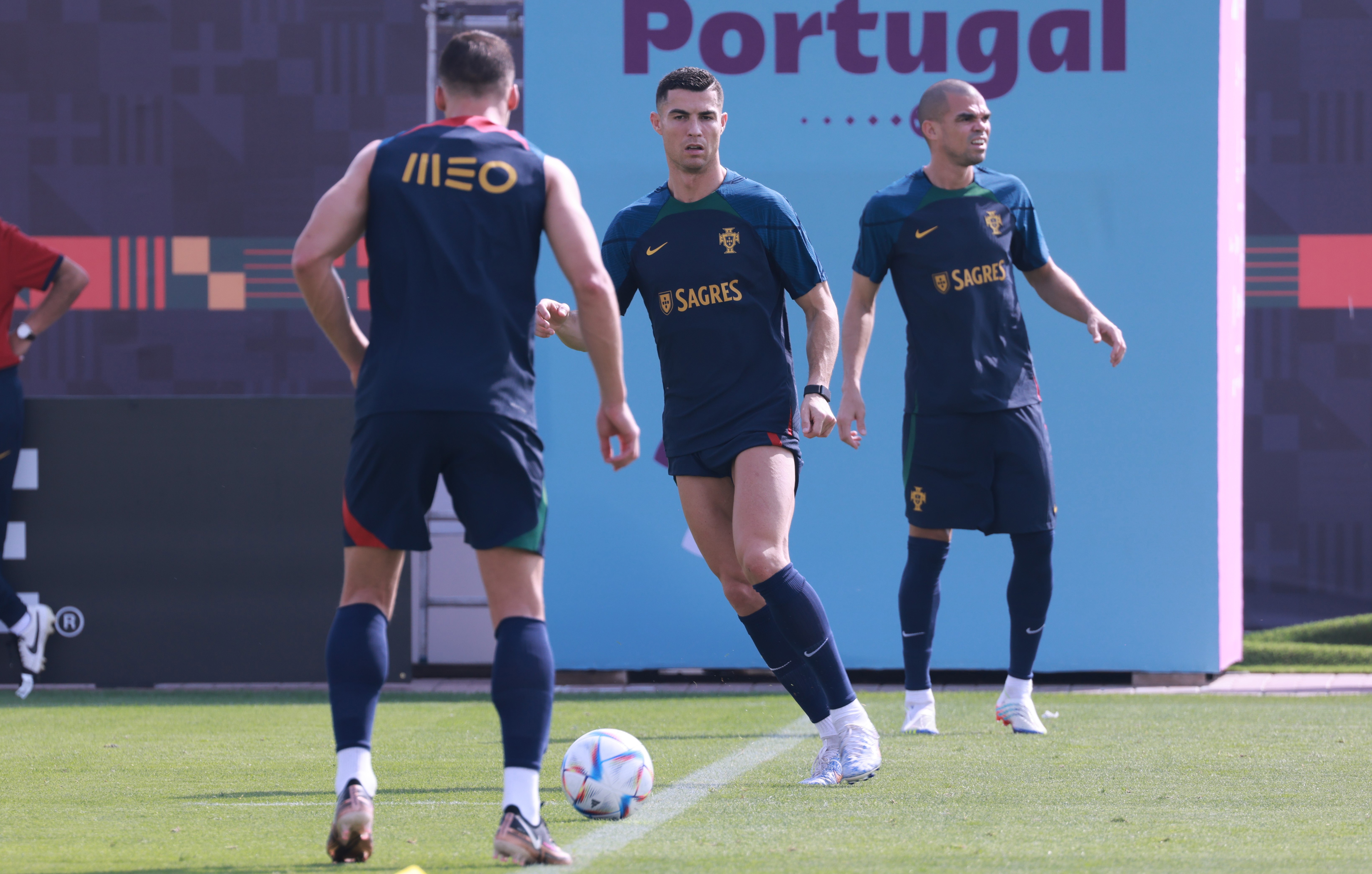 Ronaldo tap chung nhom voi Bruno Fernandes hinh anh