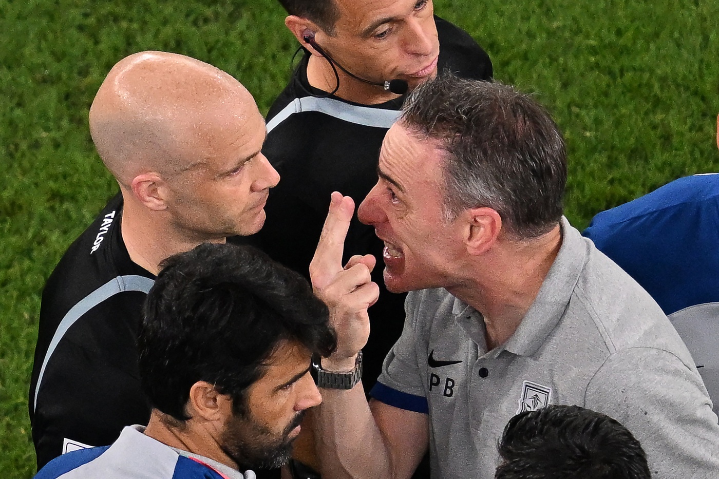 HLV Han Quoc xin loi hoc tro vi lanh the do hinh anh