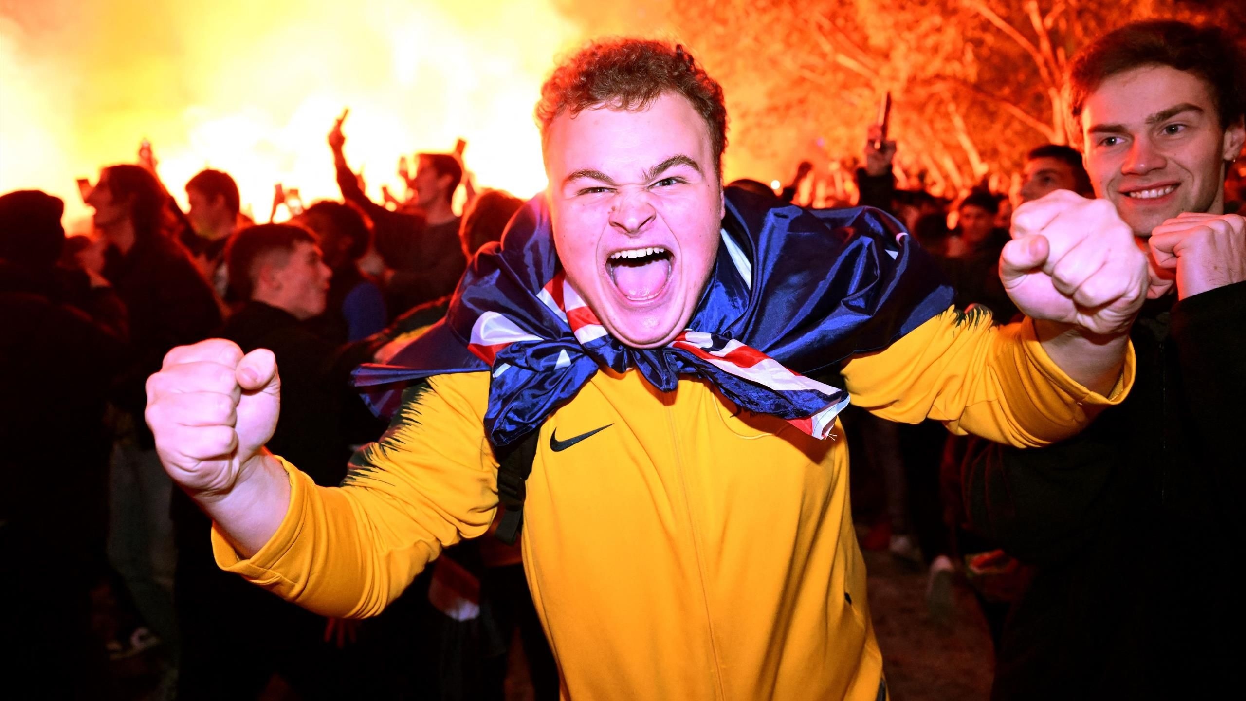 CDV Australia dot phao sang an mung vuot qua vong bang World Cup hinh anh