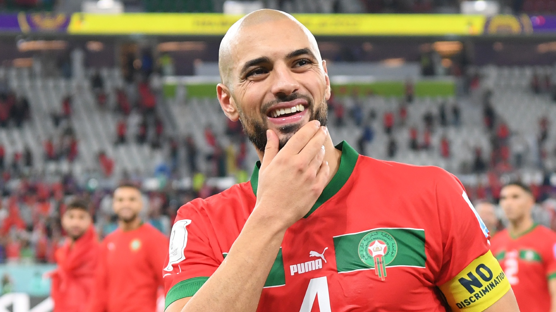 Amrabat: 'Giroud bam theo toi suot ca tran' hinh anh