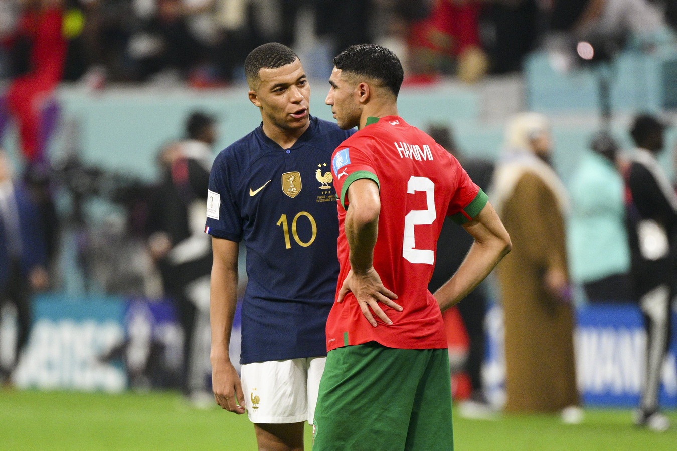 Mbappe an ui Hakimi hinh anh