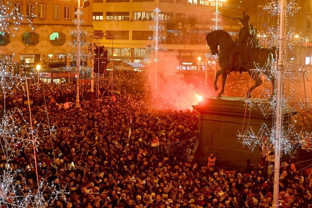 Bien nguoi chao don tuyen Croatia ve nuoc sau World Cup hinh anh