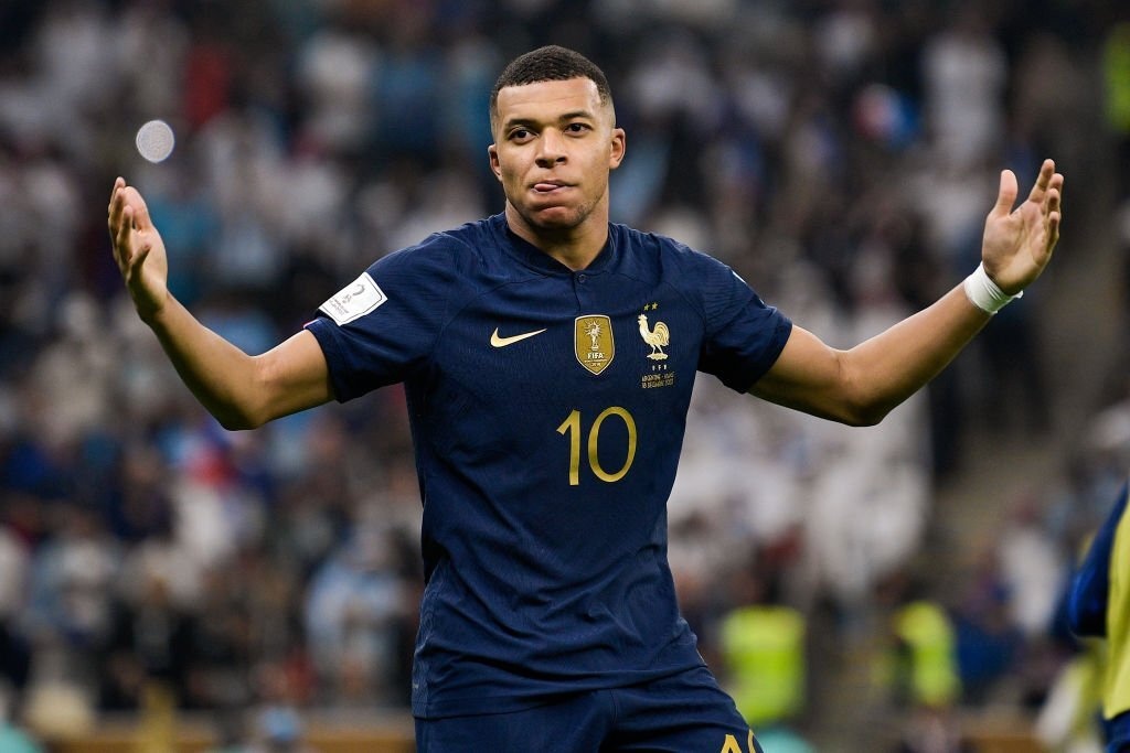 Mbappe pha hang loat ky luc o World Cup hinh anh