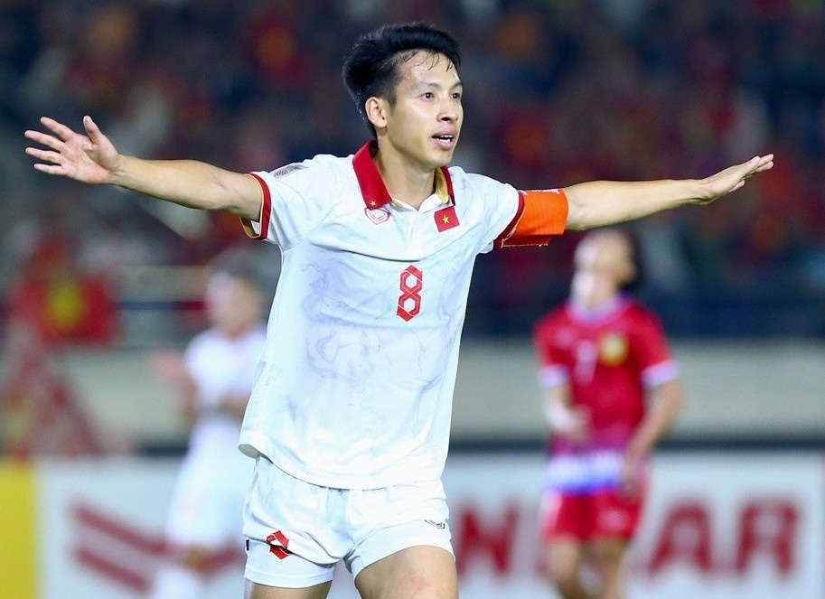 Hung Dung tiep tuc toa sang truoc Indonesia hinh anh