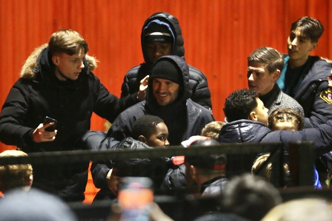 Beckham bi CDV bao vay khi den xem con trai thi dau hinh anh